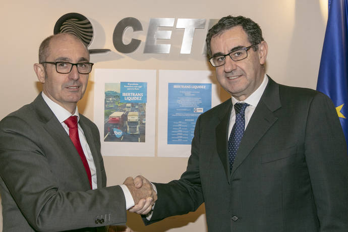 Carmelo González (dcha.), vicepresidente de CETM y presidente de la Confederación Española de Organizaciones Empresariales del Transporte por Carretera (Conetrans) y el director general de Iberaval, Pedro Pisonero (izq.).