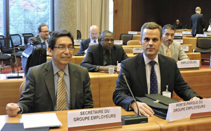 El asesor laboral de la CETM, Miguel Pereira (derecha), ostenta la portavocía del Grupo de los Empleadores, a propuesta de la CEOE.