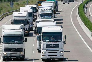 Miles de camiones españoles y europeos están atrapados en la frontera británica con Francia