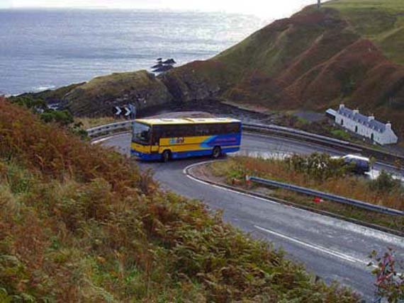 Un autocar circula por una carretera escocesa.