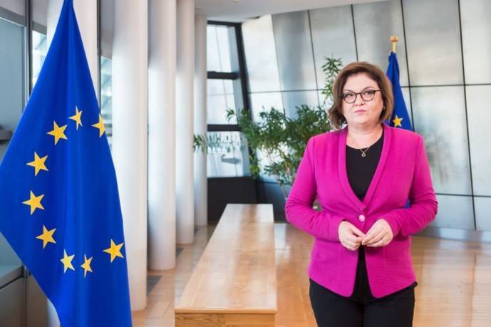 La comisaria europea de Transporte, Adina Vălean.