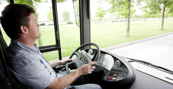 La Comisión Europea abre la puerta a reducir y aclarar la edad mínima para conducir autobuses