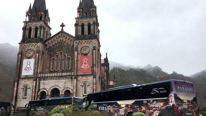 Los autobuses de Alsa con la campaña publicitaria de Asturias.