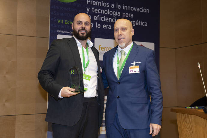 Enrique Martín Encinas, director logístico de Covirán posa con su premio, junto a Heike de la Horra, director comercial de Webfleet Solutions para Iberia.