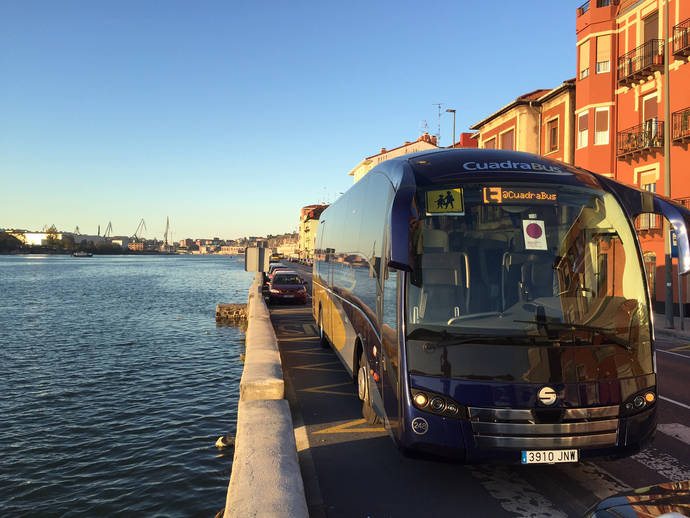 Autobús de Autobuses Cuadra con la imagen del punto lila.