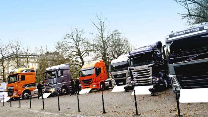 Un grupo de camiones de diversas marcas.