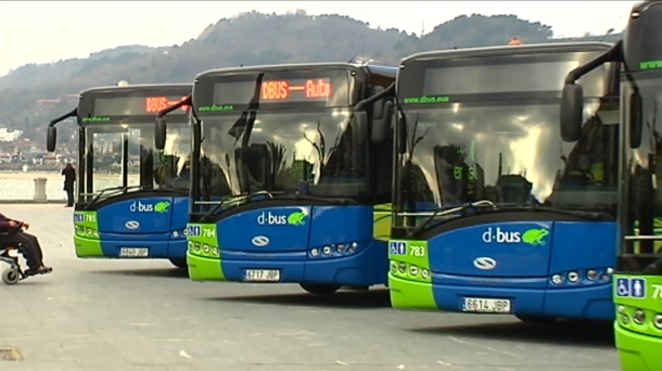 Varios autobuses de Dbus.