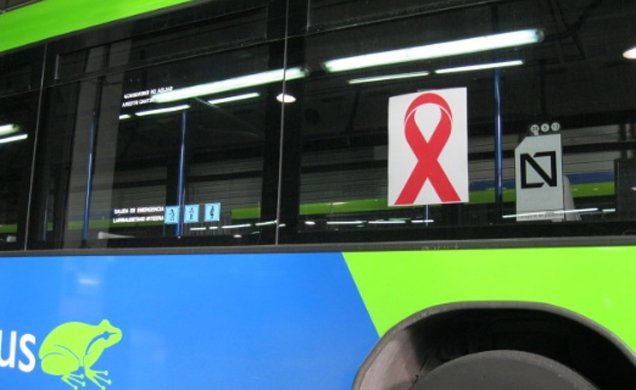 Un autobús de Dbus con un lazo rojo.