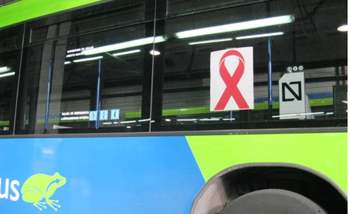 Lazo rojo en los autobuses de Dbus en muestra de su apoyo a la lucha contra el Sida.