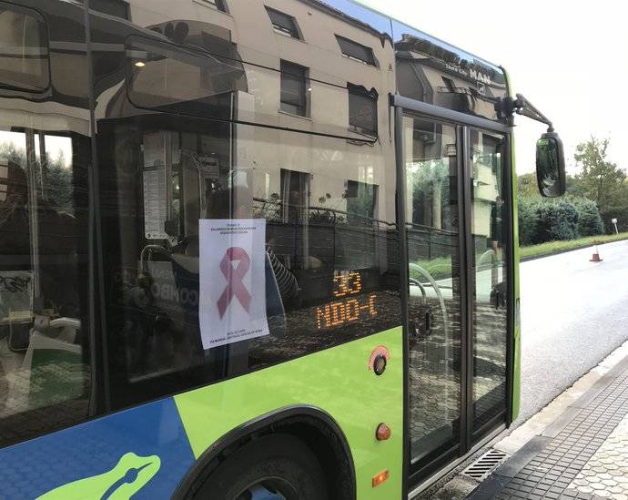 Un autobús de Dbus con el lazo rosa.