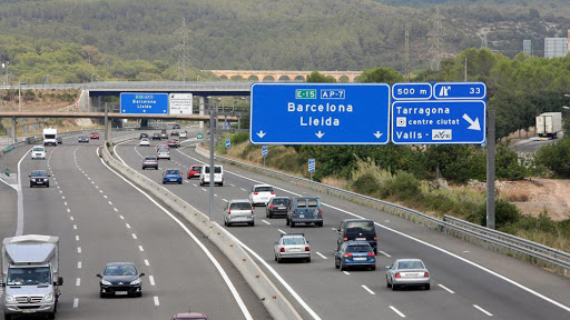 Cataluña restablece los desvíos obligatorios de los camiones a la AP-7 y AP-2