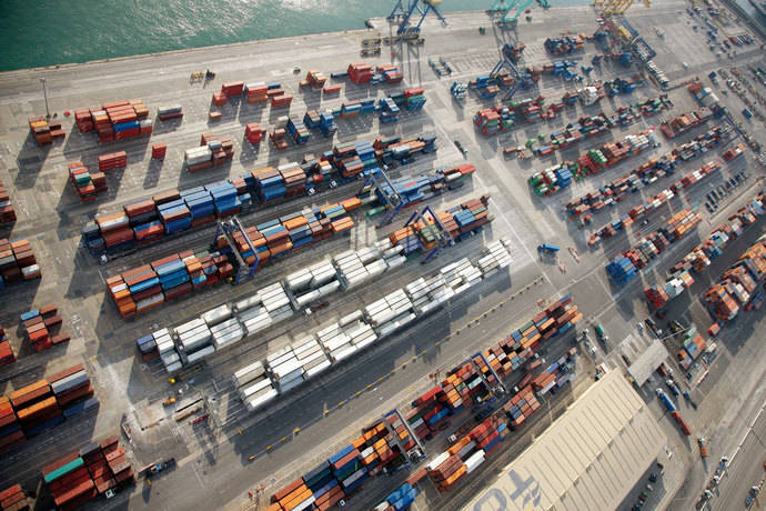 Mercancías en un puerto español a vista de pajaro