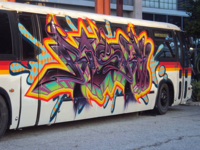 Un autobús con un grafiti.
