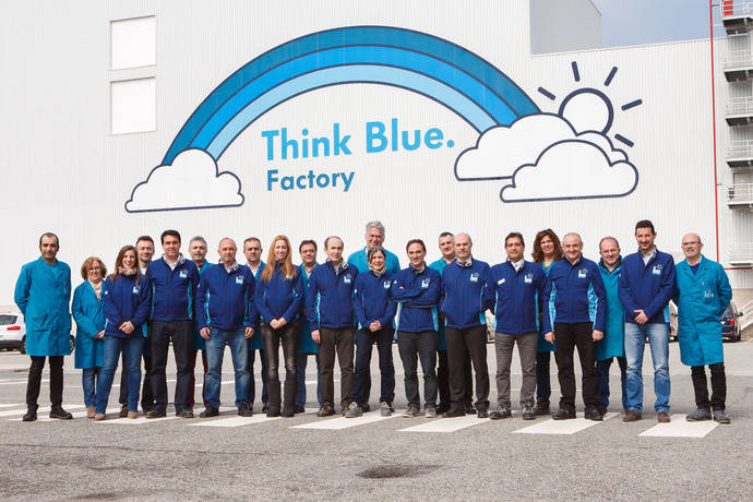 Los embajadores de Think Blue Factory durante su visita a la fábrica de Volkswagen en Navarra.