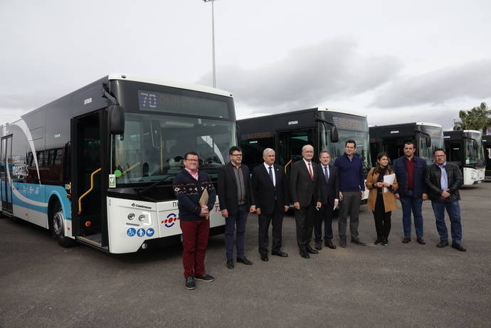 Málaga presenta cinco nuevos megabuses de 18,75 metros