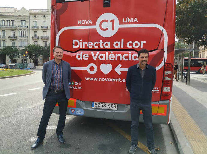 El concejal de Movilidad Sostenible, Giuseppe Grezzi y el gerente de EMT Valencia, Josep Enric García Alemany, presentan la campaña informativa de la nueva red de la EMT en Porta de la Mar.