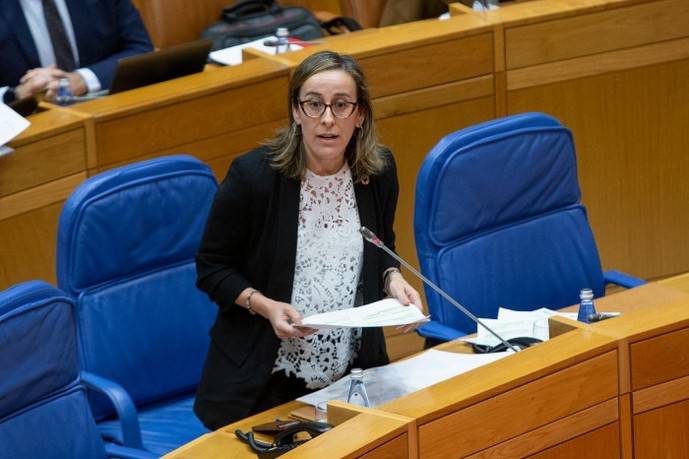 La consejera gallega de Infraestructuras y Movilidad, Ethel Vázquez, en el parlamento regional.