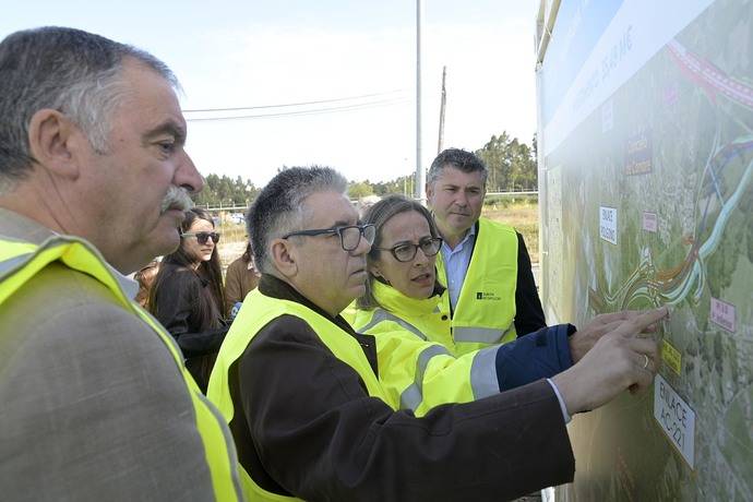 La consejera gallega de Infraestructuras y Movilidad, Ethel Vázquez, comprobó a pie de obra los primeros avances en la ejecución del nuevo tramo de la Vía Ártabra.