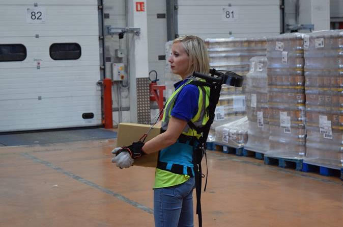Ergoskel es un exoesqueleto diseñado para ayudar a los operarios de almacén a levantar paquetes reduciendo la carga física sobre sus cuerpos.