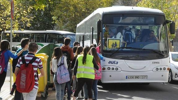 Niños usando un autobús de transporte escolar.
