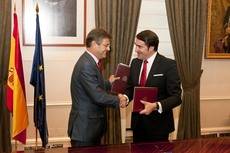 El ministro de Fomento en funciones, Rafael Catalá, y el consejero de Fomento y Medio Ambiente de la Junta de Castilla y León, Juan Carlos Suárez-Quiñones, firman el acuerdo.