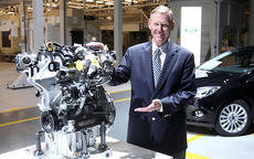 Joe Bakaj, vicepresidente de Desarrollo de Producto de Ford Europa, presenta el motor Ecobost 1.0 litros.