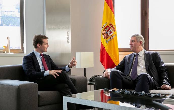 Imagen de la reunión entre el presidente de Anfac, José Vicente de los Mozos, y el presidente del PP y líder de la oposición, Pablo Casado.
