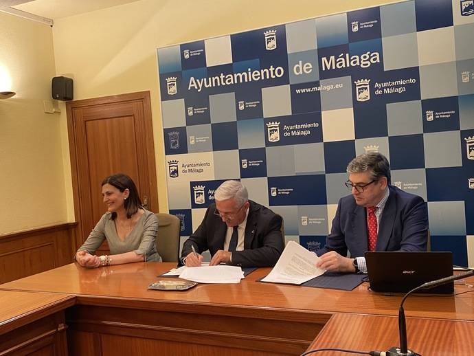 Momento de la firma del convenio entre el Ayuntamiento de Málaga y la empresa Kapsch.