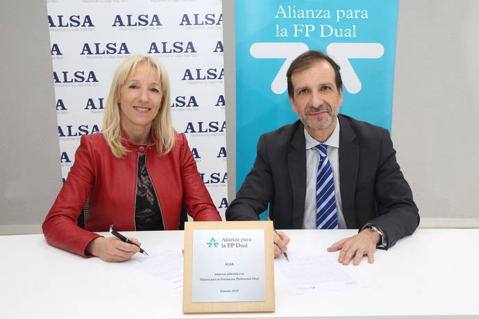 Clara Bassols, directora de la Fundación Bertelsmann, y Juan Antonio Esteban, director de Recursos Humanos de Alsa, firman la alianza.  
