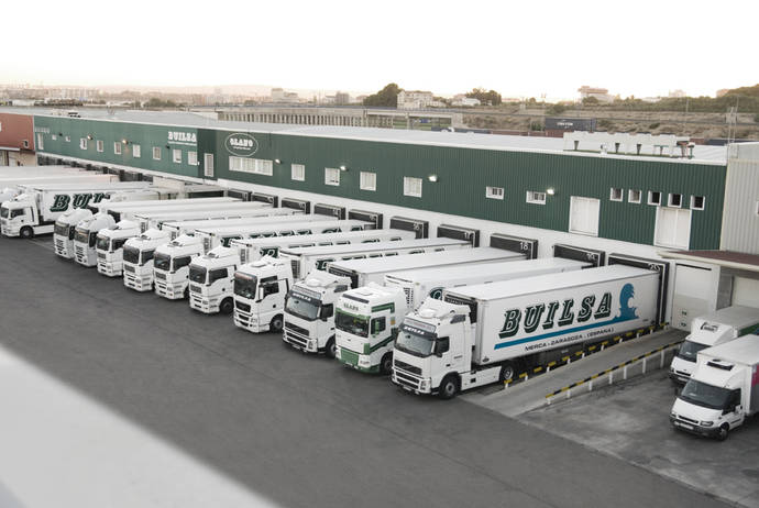 Una plataforma logística con sus respectivos camiones.