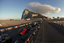 Carretera de Gibraltar, con el peñón de fondo.