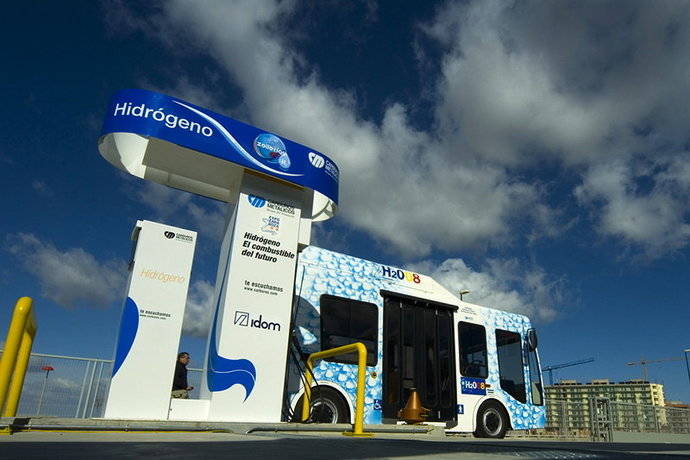 Los autobuses son alimentados por células electroquímicas que combinan el hidrógeno almacenado en tanques de alta presión con el oxígeno del aire.