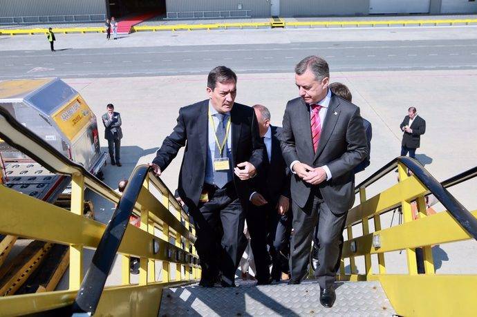 El Lehendakari, Iñigo Urkullu, acompañado por Jesús Sánchez, Director General en España de DHL European Air Transport, accediendo a un avión de DHL en Foronda.