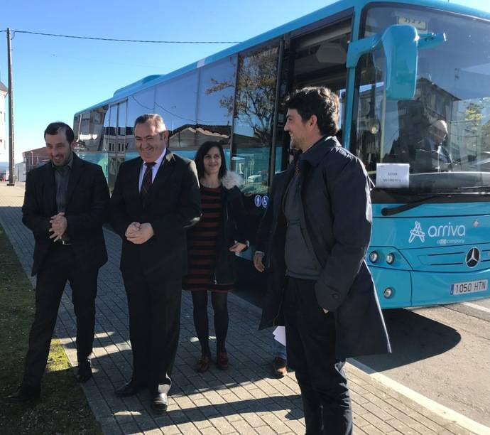 El delegado territorial de la Xunta, José Manuel Balseiro, y el alcalde de Cospeito, Armando Castosa, estrenaron la nueva ruta entre Lugo y Muimenta.