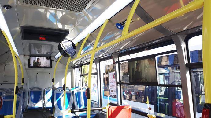 Telefónica y Avanza han instalado tres pantallas de TV 4K en uno de los autobuses de la Línea 1.