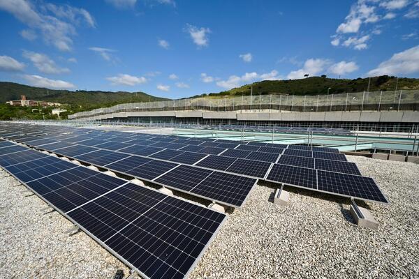 TMB estrena una amplia planta fotovoltaica en la cochera de Horta