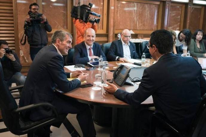 Momento de la decisión de la creación de la Mesa del Transporte Terrestre de Canarias.