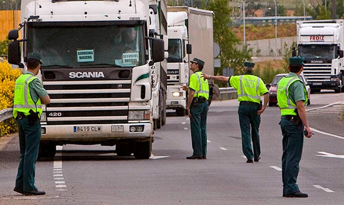 Guardias civiles, en un control a un camión.