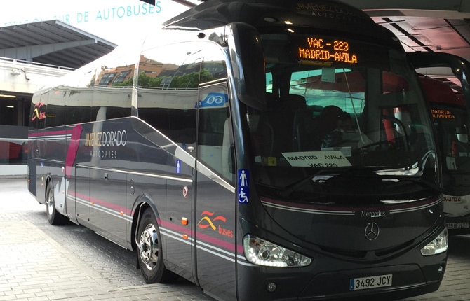 Un autocar que realiza la ruta Madrid-Ávila.