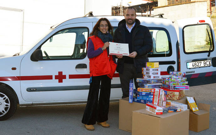 Momento de la entrega de juguetes a Cruz Roja Arbúcies, por parte de Indcar.