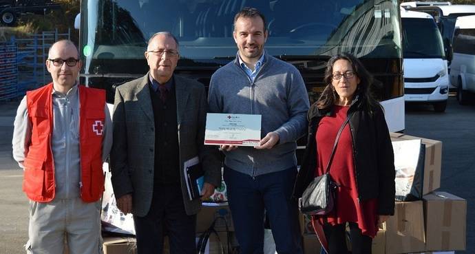 Indcar hace entrega de más de 450 juguetes al presidente de la Cruz Roja Carles Soler