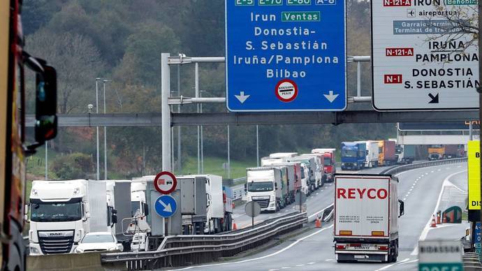 Cola kilométrica de camiones, en la frontera entre España y Francia en Irún.
