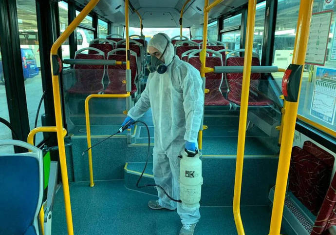 Desinfección de un autobús.