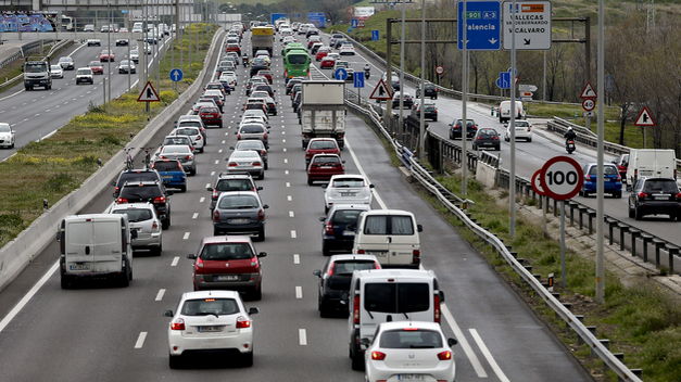 Una autopista española con gran afluencia de tráfico.