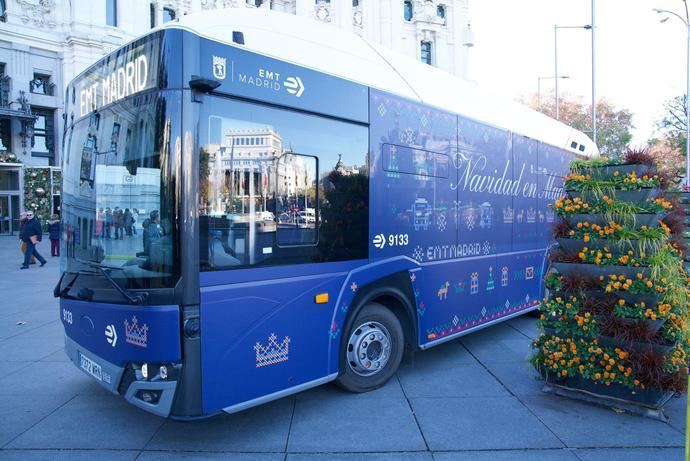 El bus de Navidad de EMT Madrid llega a Cibeles para recoger cartas a los Reyes