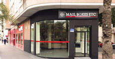 Imagen de archivo de un centro Mail Boxes abierto recientemente