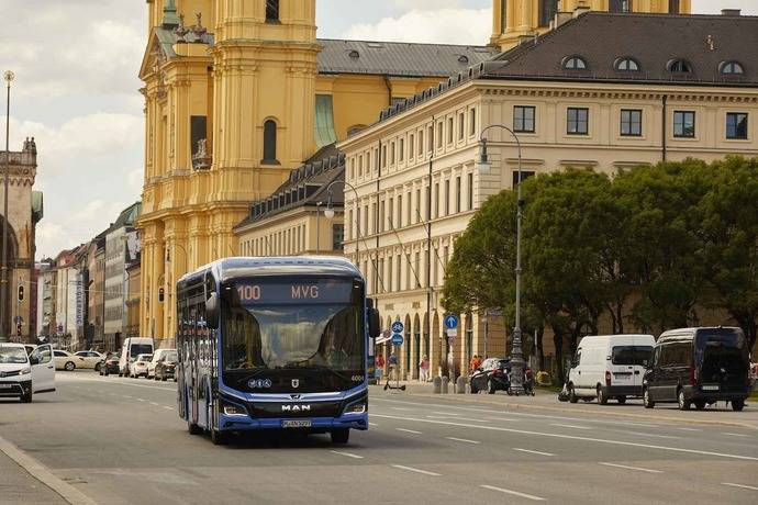 En casa en Múnich. El nuevo autobús eléctrico MAN opera ahora en la línea «Museenlinie 100» de MVG que enlaza la estación central de tren con la estación del este.