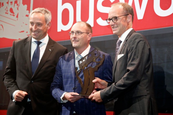 Tom Terjesen (en el centro), presidente del Jurado Internacional de Autocares y Autobuses del Año, entrega el premio al Coach of the Year 2020 a Rudi Kuchta y Jan Aichinger de MAN Bus.
