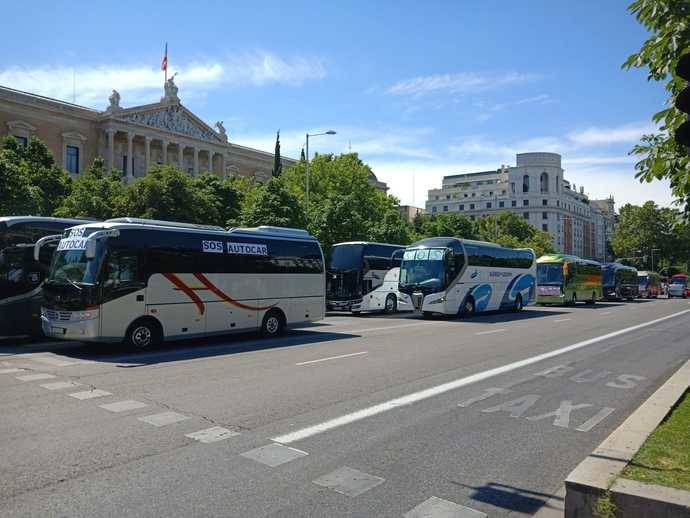 Los autocares recorren el centro de Madrid en sus protestas.