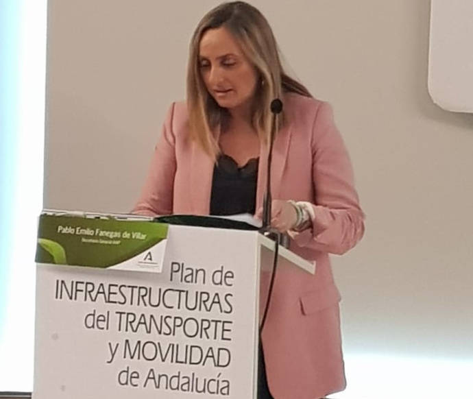 La consejera andaluza de Fomento, Infraestructuras y Ordenación del Territorio, Marifran Carazo, presenta el documento resumen del diagnóstico de las infraestructuras del transporte y movilidad de Andalucía.